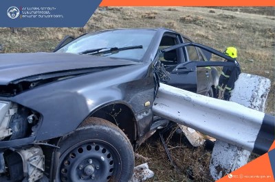Ապարանում Mercedes-Benz-ը դուրս է եկել ճանապարհից և բախվել երկաթե արգելապատնեշին․ կա վիրավոր