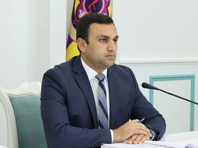Սերժ Սարգսյանի թիմից Նիկոլ Փաշինյանի գիրկը ընկած Արգիշտի Մեխակյանի մասին. Armlur.am