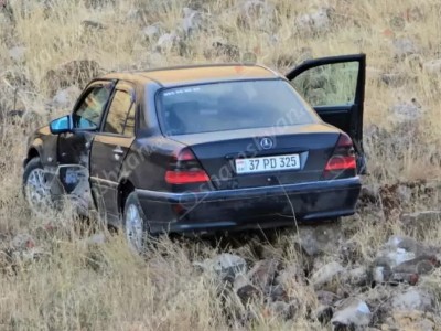 «Չայնիի» ոլորաններում բախվել են Mitsubishi-ն ու Mercedes-ը. վերջինս մոտ 100 մետր առաջ ընթանալով հայտնվել է ձորում