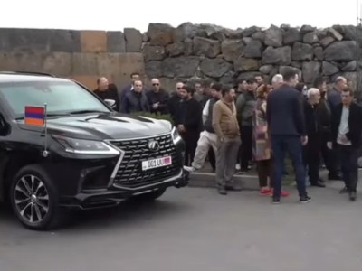Հովհաննավանքում «պատարագն» ավարտվեց. Փաշինյանի մեքենան անվտանգության աշխատակիցները եկեղեցու դռանն էին  մոտեցրել