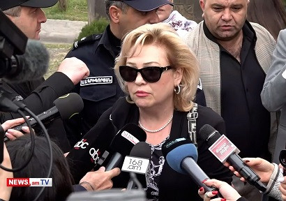 «Ձեր ի՞նչ գործ». «պատարագին եկած»՝ Երեւանի ավագանու ՔՊ–ական անդամը ակնհայտ թաքցնում է՝ իր ով լինելը