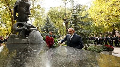 Armenia premier pays tribute in legislature to victims of October 27 tragedy