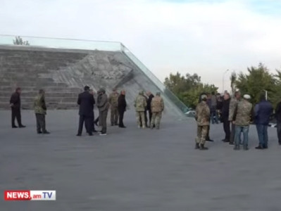 Հոկտեմբերի 27-ի ոճրագործությունից 26 տարի անց.ԵԿՄ–ականները այցելում են Վազգեն Սարգսյանի շիրմին