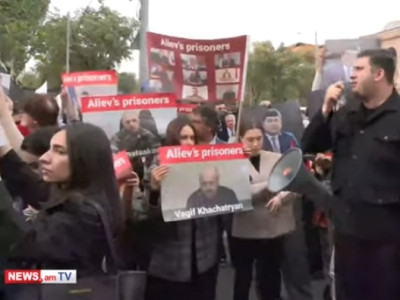 Акция протеста у здания НС Армении: Депутаты Европарламента следят за действиями протестующих
