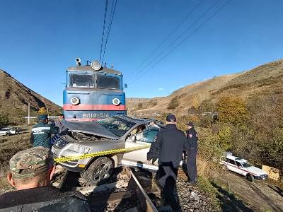 Մեկ մարդ է զոհվել ավտոմեքենայի և բեռնատար գնացքի բախման հետևանքով. հայտնվել է գնացքի դիմաց