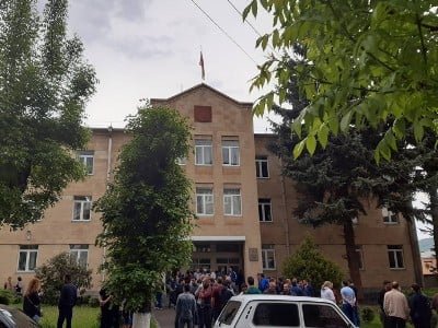 Վանաձորի դատարանում մեղադրյալին դանակահարած անձը հայտնաբերվել է եւ կալանավորվել