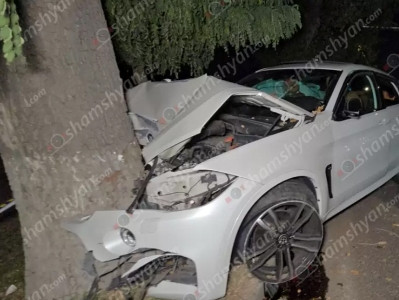 Կեսգիշերին Իսակովի պողոտայում բախվել են Mercedes-ն ու BMW X6-ը. Վերջինս էլ բախվել է ծառին. Կա 4 վիրավոր