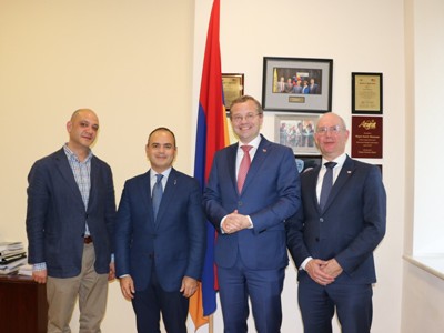 Քննարկվել են Էջմիածին և Ալմելո քույր քաղաքների համագործակցության ամրապնդման հնարավորությունները