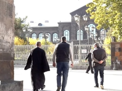 «Ես այդ մարդկանց հետ քննարկելու բան չունեմ». Տեր Տարոնը՝ իր հարցով Մայր Աթոռի կարգապահական հանձնախմբի նիստից առաջ