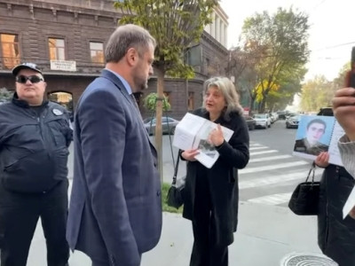 Министр: Обещаю передать жалобу матерей погибших в армии в мирное время солдат генпрокурору Армении