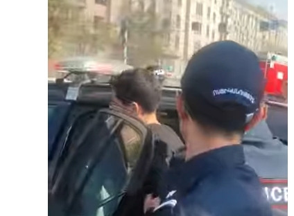 «Մարդը մտել էր, որ փրկի մի բան, ինչի՞ եք տանում». հրդեհի վայրից ոստիկանները մի քաղաքացու բերման ենթարկեցին