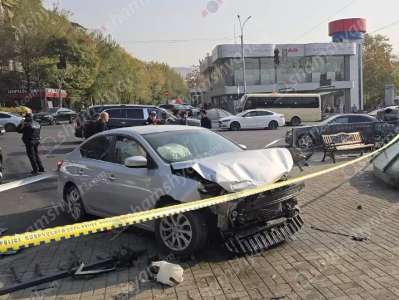 Աբովյան փողոցում բախվել են Nissan-ն ու Mercedes-ը. վերջինս բախվել է նաև մարդատար «Գազել»-ին. կան վիրավորներ