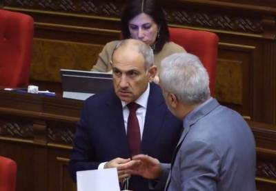 «Հրապարակ». Նիկոլ Փաշինյանը «քեն քշեց», Անդրանիկ Քոչարյանը «բոչկա գլորեց»