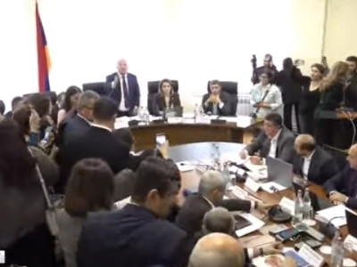 Այն, ինչ դուք անում եք, անկարգություն է, խուլիգանություն է. ՀԾԿՀ նախագահը՝ լրագրողներին