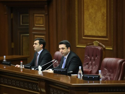 Ես այստեղ կոճակ ունեմ, խնդրում եմ դա հաշվի առնեք և չստիպեք, որ ես դա անեմ, 37 թիվն է, հա՜. Ալեն Սիմոնյան