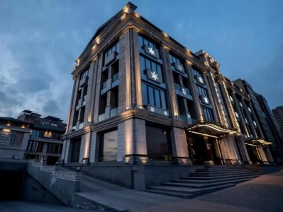 Երևանի «Աղաբաբյանս» հյուրանոցի համարում որպես հյուր հրավիրված 29-ամյա կինը հափշտակել է iPhone և ոսկյա վզնոց՝ իր խաչով