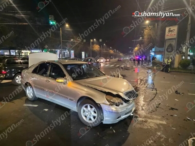 Արաբկիրում բախվել են Mercedes-ն ու Chevrolet Volt-ը. մեքենաներից մեկը կոտրել է լուսացույցն ու ճանապարհի ցուցանակը