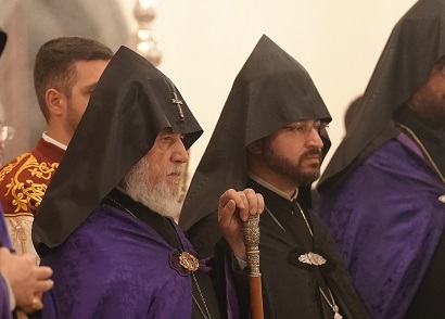 Աղոթք բարձրացվեց առ Աստված՝ ապօրինի ազատազրկված հոգեւորականների եւ Կարապետյանի համար