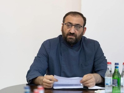 Требуют ли высокопоставленные священнослужители приостановить полномочия архиепископа Аршака Хачатряна?