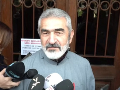 Աբրահամ Սրբազանը չի կարողացել «շատ ճոխ ջիպ» գնել, հինգ տարվա հնության է գնել. Հիմա Jaguar է վարում