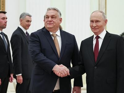 Блины с красной икрой, сало в шелухе: Орбан после переговоров с Путиным отведал русских блюд