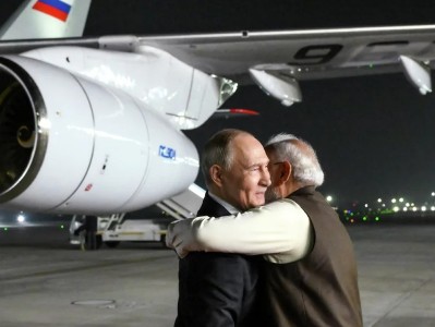 Премьер-министр Индии лично встретил Путина у трапа самолёта