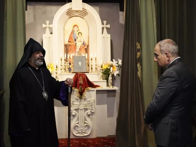 Поддерживающие Пашиняна священнослужители прибыли с ним в Гюмри