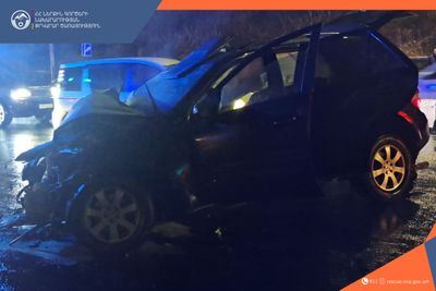 Մյասնիկյան պողոտայում «Mercedes-Benz»–ը դուրս է եկել ճանապարհից և բախվել արգելապատնեշին. Կան վիրավորներ