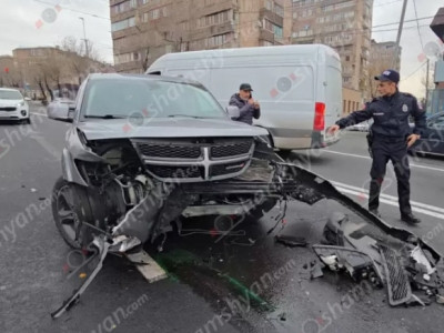 Ռուբինյանց փողոցում բախվել են Tesla-ն ու Dodge-ը. սկսվել է յուղի և անտիֆրիզի արտահոսք