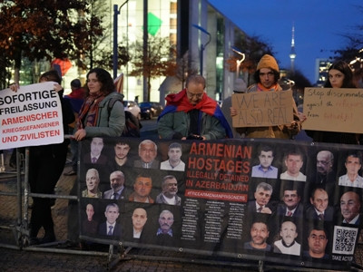 Армянская молодежь Германии вышла на протест во время встречи Пашиняна и Мерца