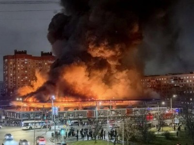 В Санкт-Петербурге вспыхнул крупный пожар на Правобережном рынке: есть пострадавшие