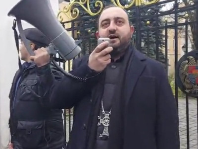 Иерей Барсегян во время акции в Москве: Хотим привлечь внимание мира к незаконным действиям властей Армении