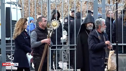 Գյումրի գնացած «շրջիկ» քահանան պատարագի համար նախատեսված իրերով եկավ Այգեշատի եկեղեցի