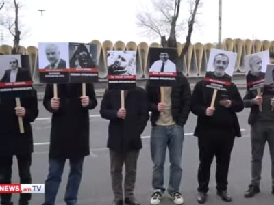 Студенческий союз АРФ Дашнакцутюн организовал акцию протеста перед зданием представительства ЕС в Армении