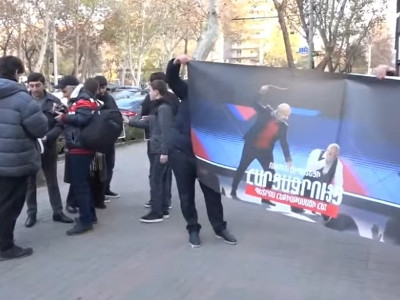 Молодежный союз АРФД организовал у здания Ереванского кукольного театра акцию