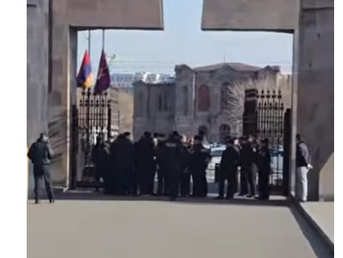 Senior police officers block Holy Etchmiadzin entrance (VIDEO)