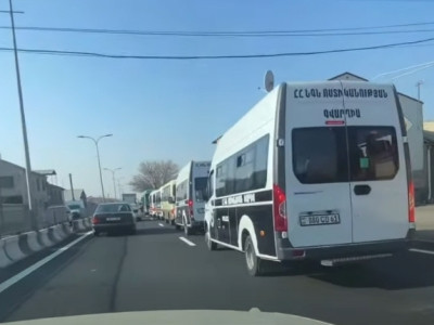 Дорога в Эчмиадзин заполнена полицейскими машинами