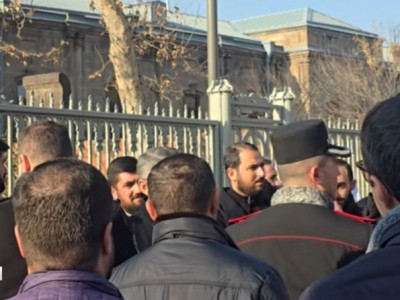 О чем говорили полицейские и священники в Первопрестольном Эчмиадзине?