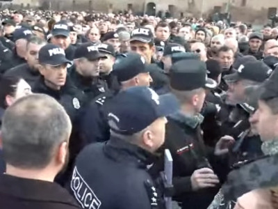«էդ լակոտին հանեք». լարված իրավիճակ Մայր Աթոռի բակում