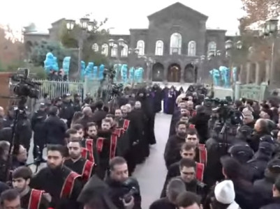 Catholicos of All Armenians arrives at Mother Cathedral