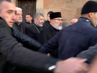 Пашиняновских священнослужителей сопровождали бойцы СНБ: они толкали журналистов и операторов