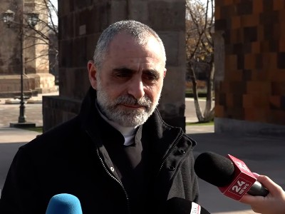 Иерей Есаи Артенян: Архиепископы Абрам, Геворг и Вазген покинули Высший духовный совет