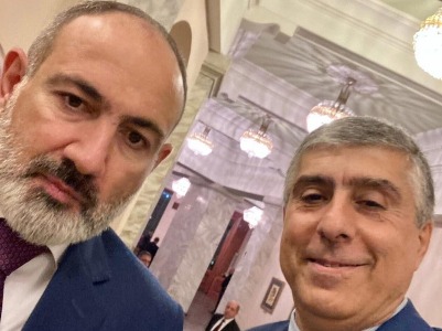 Ո՞վ է Մայր տաճարի մուտքի խոյակին մագլցած Վրեժ Դուրգարյանը, որը կոչ էր անում գրոհել եկեղեցին