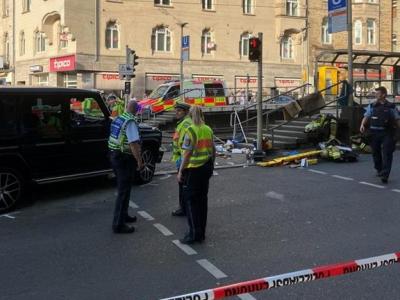 Bild: At least 4 injured after car plows into crowd at bus stop in Germany
