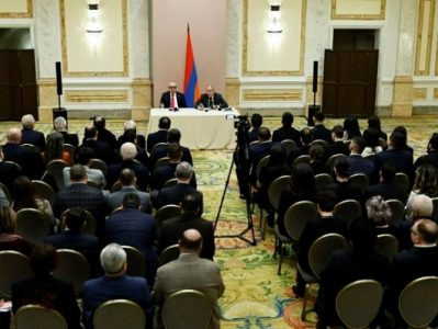Члены армянской общины на встрече с Пашиняном в Петербурге раскритиковали его и вышли в знак протеста