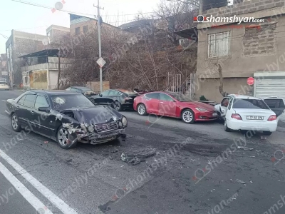 Թբիլիսյան խճուղում բախվել են Tesla-ն, Mercedes-ն ու Daewoo-ն. կա վիրավոր. Tesla–ն եղել է կայանված