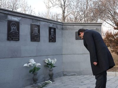 Министр обороны Армении почтил память павших солдат