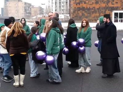 Сторонники и политики собрались у медцентра «Измирлян», чтобы поздравить архиепископа Микаэла с днём рождения