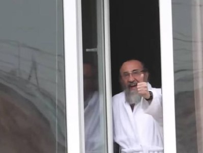 Архиепископ Микаэл из окна больницы поприветствовал сторонников, прибывших поздравить его с днём рождения