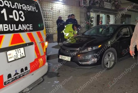 В Эчмиадзине перевозившая тело карета скорой помощи столкнулась с автомобилем иностранца